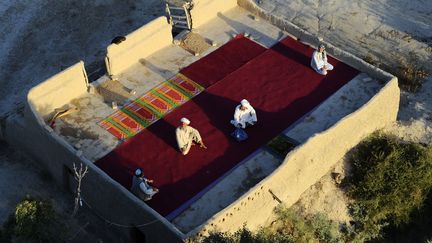 Des hommes prient dans une mosqu&eacute;e &agrave; ciel ouvert dans le district de Zadyan (Afghanistan), le 23 septembre 2012. (QAIS USYAN / AFP)