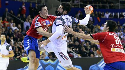 Nikola Karabatic perce la défense serbe (JONATHAN NACKSTRAND / AFP)