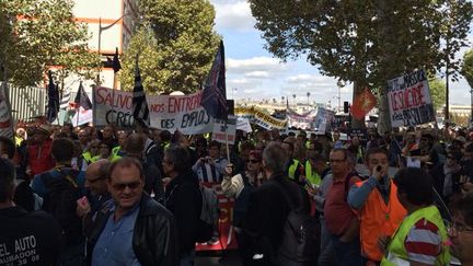 Des manifestants d&eacute;filent &agrave; Paris, lundi 21 septembre 2015, pour d&eacute;noncer le RSI, le r&eacute;gime social des ind&eacute;pendants. (B. ZAGDOUN / FRANCETV INFO)