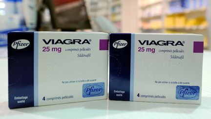 Des boîtes de Viagra sur le comptoir d'un pharmacien. (MAXPPP)