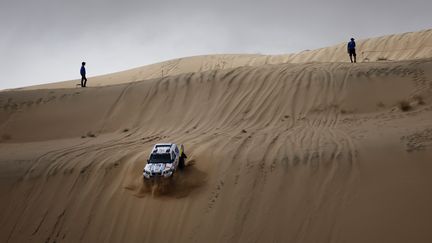 Les pilotes, ici l'Allemand Daniel Schroder, se sont élancés dans les dunes et le sable saoudiens dès le 2 janvier. Un prologue de 19 kilomètres remporté par Nasser Al-Attiyah. (YOAN VALAT / EPA / MAXPPP)