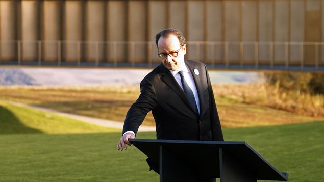 &nbsp; (François Hollande inaugure la plaque du mémorial © REUTERS/Michel Spingler)