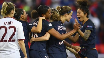 Marie-Laure Delie et Christiane, deux des buteuses parisiennes face au Bayern Munich (FRANCK FIFE / AFP)