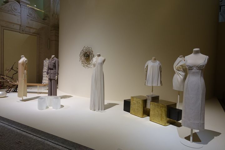 Exposition&nbsp;Luxes&nbsp;au Mad&nbsp;: ici sont exposées des vêtements qui semblent minimalistes d'aspect. Leurs luxes : être réalisés pour certains en lin comme la robe du créateur Simon Porte Jacquemus (à l'extême droite)&nbsp; (CORINNE JEAMMET)