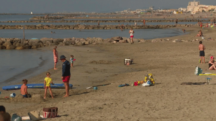 La rentrée scolaire approche à grands pas, alors certains Français profitent d’un dernier bain de soleil et d’un dernier plongeon dans la mer. Reportage à Carnon, dans l'Hérault.