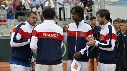 Jo-Wilfried Tsonga, Yannick Noah (de dos), Gaël Monfils et Gilles Simon lors du premier tour de Coupe Davis en 2016 (MIGUEL MEDINA / AFP)