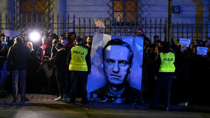 Des manifestants à Varsovie, en Pologne, le 16 février 2024. (SERGEI GAPON / AFP)