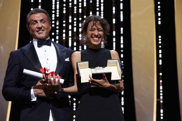 La réalisatrice Mati Diop reçoit, le 25 mai 2019 à Cannes, le Grand Prix des mains de Sylvester Stalone pour "Atlantique". (VALERY HACHE / AFP)