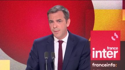 Le porte-parole du gouvernemen Olivier Véran, invité dimanche 2 juillet 2023 de l'émission Questions Politiques sur France Inter, franceinfo et Le Monde. (FRANCEINFO / RADIO FRANCE)