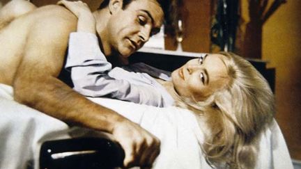 Sean Connery (James Bond) et Honor Blackman (Pussy Galore), dans "Goldfinger" (1964).&nbsp; (D.R.)