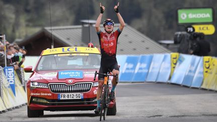 L'Ukrainien Mark Padun lève les bras sur la ligne d'arrivée de la 7e étape du Criterium du Dauphiné à la Plagne, le 5 juin 2021. (ALAIN JOCARD / AFP)