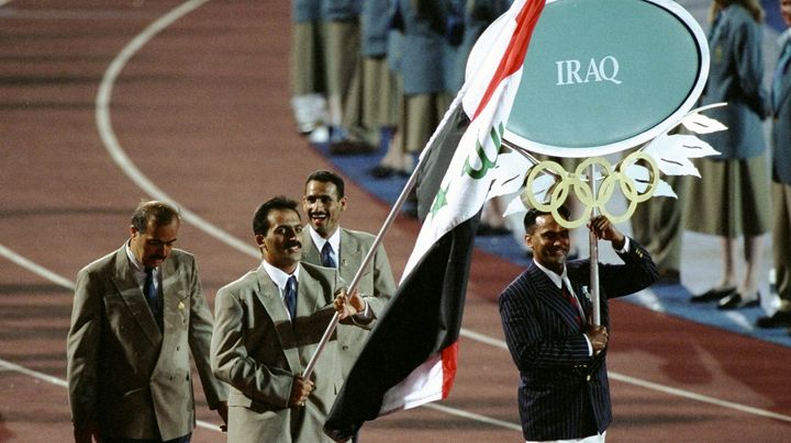 L'halt&eacute;rophile irakien Raed Ahmed, porte-drapeau de l'Irak aux Jeux olympiques d'Atlanta (G&eacute;orgie, Etats-Unis), le 19 juillet 1996.&nbsp; (CLIVE BRUNSKILL / HULTON ARCHIVE)