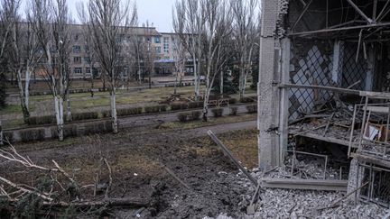 Un immeuble endommagé par des bombardements à Kramatorsk, dans l'est de l'Ukraine), le 14 décembre 2022. (ABDULLAH UNVER / ANADOLU AGENCY / AFP)