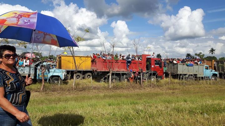 À Cuba, en décembre 2016, la foule est venue acclamer le passage du convoi funéraire de Fidel Castro (RADIO FRANCE / GAËLE JOLY)