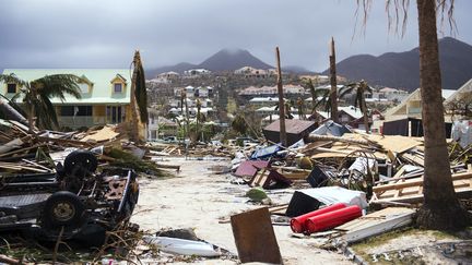 Photo prise le 7 septembre 2017 dans la Baie-Orientale de l'île de Saint-Martin, après le passage de l'ouragan Irma.&nbsp; (LIONEL CHAMOISEAU / AFP)