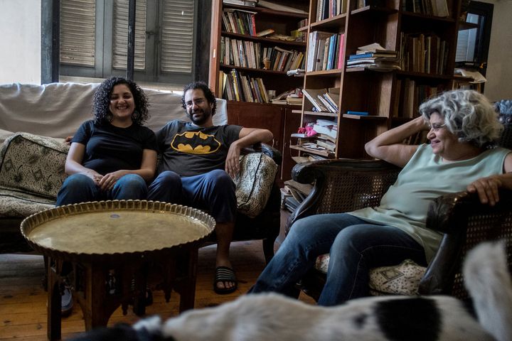 &nbsp;Alaa Abdel Fattah avec sa sœur Mona et sa mère à leur domicile du Caire en mai 2019. (KHALED DESOUKI / AFP)