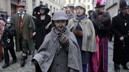 D&eacute;fil&eacute; en l'honneur de l'anniversaire de la naissance de Sherlock Holmes, le personnage cr&eacute;&eacute; par Sir Arthur Conan Doyle, dans les rues de Riga (Lettonie), le 5 janvier 2012. (INTS KALNINS / REUTERS)