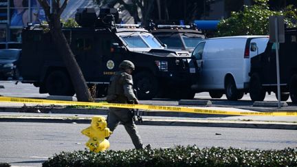 La camionnette blanche de l'homme suspecté d'avoir ouvert le feu et tué 10 personnes à Monterey Park (Californie), le 21 janvier 2023, retrouvée à Torrance (Californie), le lendemain de la fusillade. (ROBYN BECK / AFP)