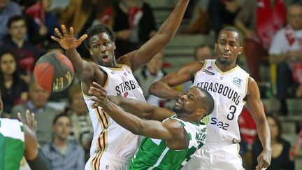 Jérémy Nzeulie (au centre) de Nanterre tente d'échapper aux Strasbourgeois bangaly Fofane et Rodrigue Beaubois (JEAN-MARC LOOS / MAXPPP)