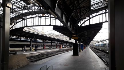 Les quais de la gare de l'Est, à Paris, sont vides le 28 mai 2018. (NICOLAS MERCIER / CROWDSPARK / AFP)