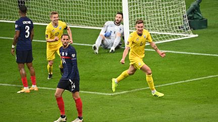 Sous le regard dépité des Bleus, les Ukrainiens exultent après leur égalisation à l'occasion de la première journée des éliminatoires pour la Coupe du monde 2022, mercredi 24 mars 2021. (ANNE-CHRISTINE POUJOULAT / AFP)