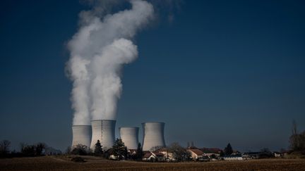 Une centrale nucléaire à Saint-Vulbas, dans l'Ain, le 25 janvier 2022. (JEAN-PHILIPPE KSIAZEK / AFP)