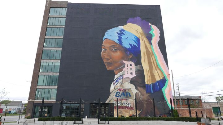 Midtown, ce "no man's land" entre downtown et les banlieues chics de Détroit, regorge de fresques comme cette réinterprétation de "La Jeune fille à la perle", la toile de Vermeer, par l’artiste Sydney James, la perle ayant laissé place au symbolique "D" de Détroit. (EMMANUEL LANGLOIS / FRANCEINFO)