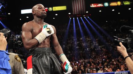 Le boxeur am&eacute;ricain Floyd Mayweather c&eacute;l&egrave;bre sa victoire sur l'Argentin Marcos Maidana, &agrave; Las Vegas, dans le Nevada (Etats-Unis), le 3 mai 2014. (STEVE MARCUS / REUTERS)