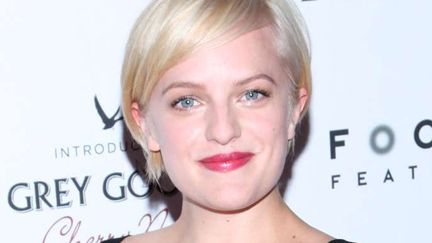 Alerte "Mad Men" ! Elisabeth Moss alias Peggy s'est coup&eacute;e les cheveux et d&eacute;color&eacute;e en blonds platine. Le syndr&ocirc;me Miley Cyrus ? (ANDRES OTERO / SIPA)