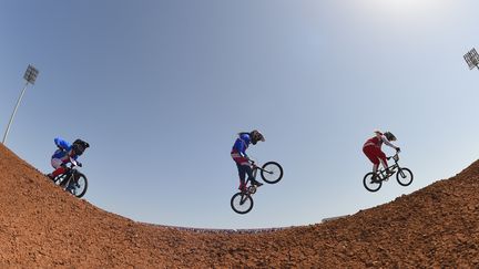 Magalie Pottier remporte la m&eacute;daille d'argent lors des Jeux europ&eacute;ens de BMX &agrave; Bakou (Azerba&iuml;djan), le 28 juin 2015. (JULIEN CROSNIER / DPPI MEDIA)