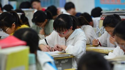 Des lycéens chinois révisent pour le&nbsp;Gaokao, l'examen d'entrée&nbsp;à l'université,&nbsp;le 1er juin 2019 à Fuyang (photo d'illustration). (CHINAFOTOPRESS / MAXPPP)