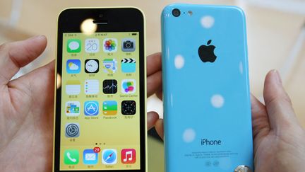 C'est un iPhone 5C comme ceux-ci qui a br&ucirc;l&eacute; la cuisse d'un jeune homme de Lun&eacute;ville (Meurthe-et-Moselle). (WENG LEI / IMAGINECHINA / AFP)