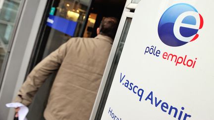 Un homme entre dans une agence P&ocirc;le emploi &agrave; Villeneuve-d'Ascq (Nord), le 27 d&eacute;cembre 2013. (PHILIPPE HUGUEN / AFP)