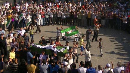 Des opposants au r&eacute;gime de Bachar Al-Assad enterrent l'un des leurs, tu&eacute; par les forces du r&eacute;gime, le 29 juin 2012 &agrave; Deraa (Syrie). (SHAAM NEWS NETWORK / AFP PHOTO)