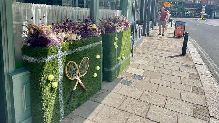 Depuis dix ans, un concours de la plus belle vitrine est organisé chaque année par l'association des commerçants de Wimbledon. (APOLLINE MERLE / FRANCEINFO SPORT)