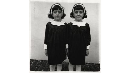 Le Jeu de Paume présente la première rétrospective de Diane Arbus à Paris. On peut y voir des personnages étranges et des images moins dérangeantes d&#039;une photographe majeure du XXe siècle, qui a révolutionné l&#039;art du portrait
 (Vraies jumelles, Roselle, N.J. 1967 (c) THE ESTATE OF DIANE ARBUS)