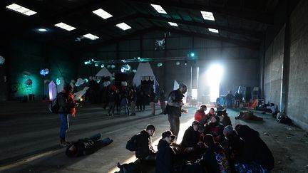 Des participants de la rave party&nbsp;à Lieuron (Ille-et-Vilaine), le 1er janvier 2021. (JEAN-FRANCOIS MONIER / AFP)