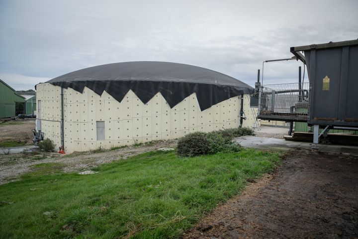 Une exploitation agricole produit du gaz méthane grâce aux excréments de vaches, à Moussonvilliers (Orne), le 24 janvier 2016. (MAXPPP)