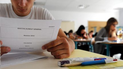 Un candidat du bac d&eacute;couvre le sujet de philosophie de la s&eacute;rie S, le 17 juin 2015, &agrave; Presles (Val-d'Oise). (MAXPPP)