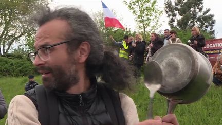 Politique : un concert de casseroles à chaque déplacement ministériel