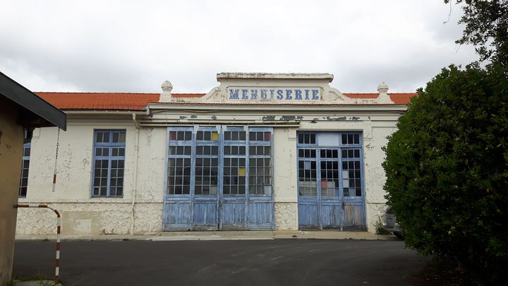 La menuiserie où sont construits les décors.&nbsp; (ANNE CHÉPEAU / FRANCE-INFO)