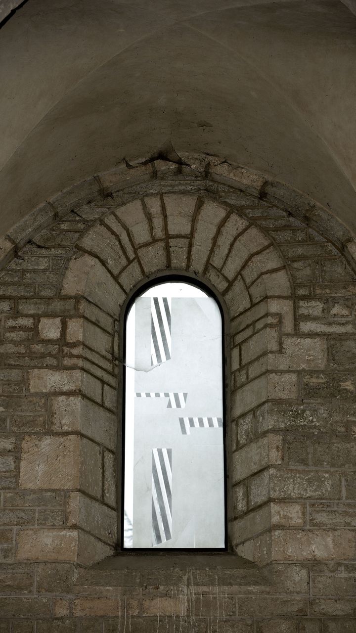 L'un des 47 vitraux imaginés par Jean Ricardon pour l'abbaye d'Acey  dans le Jura. (BRINGARD DENIS / HEMIS.FR)