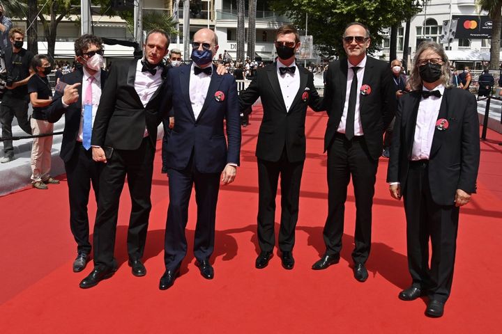 L'équipe&nbsp;du film "La Fièvre de Petrov" de&nbsp;Kirill Serebrennikov sur les marches du Palais des Festivals, au 74e Festival de Cannes, le 12 juillet 2021. (JOHN MACDOUGALL / AFP)