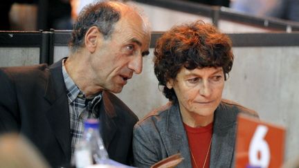 L'entra&icirc;neur Patrice Ciprelli et son &eacute;pouse, la championne cycliste&nbsp;Jeannie Longo, le 27 octobre 2011, &agrave; Grenoble (Is&egrave;re). (JEAN-PIERRE CLATOT / AFP)