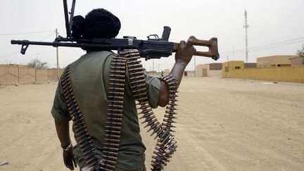 Un soldat malien patrouille dans la ville de Kidal, dans le&nbsp;nord-est du Mali, en mai 2006. (KAMBOU SIA / AFP)