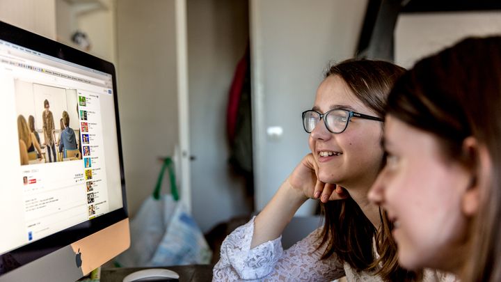 &nbsp; (Lina et Clara, 12 ans, sont des grandes fans des Youtubeurs © Radio France / Matthieu Mondoloni))