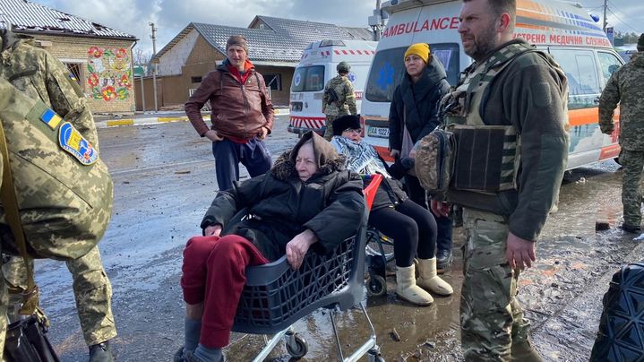 Les personnes qui ne peuvent pas marcher sont parfois évacuées d'Irpin (Ukraine) dans des charriots de supermarché, le 8 mars 2022. (BORIS LOUMAGNE / RADIO FRANCE)