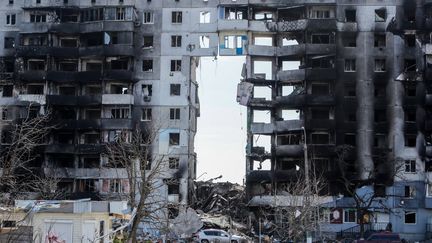 Un immeuble résidentiel&nbsp;dévasté&nbsp;par les raids aériens russes à Borodyanka, dans la région de Kiev, le 7 avril 2022. (CENG SHOU YI / NURPHOTO / AFP)