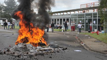 Les salari&eacute;s gr&eacute;vistes de l'usine Seita de Carquefou (Loire-Atlantique) br&ucirc;lent des pneus, le 28 mai 2014, pour protester contre la fermeture du site. (MAXPPP)