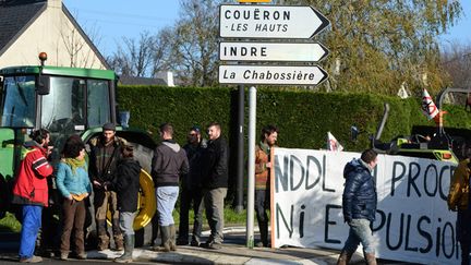 &nbsp; (Depuis mardi, comme ici près de Nantes, des opposants manifestent en soutien aux familles menacées d'expulsion © MaxPPP)